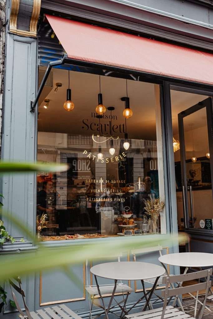 photographe professionel lille - séance photo immobilier devant un café à lille
