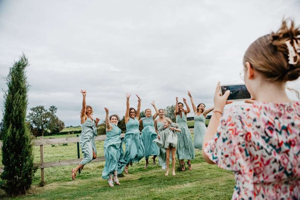 photo de mariage à Maroilles dans l’Avesnois – échange de regards complices pendant la soirée