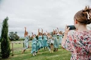 photo de mariage à Maroilles dans l’Avesnois – échange de regards complices pendant la soirée