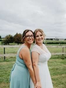 photo de mariage à Maroilles dans l’Avesnois – échange de regards complices pendant la soirée