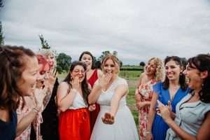 photo de mariage à Maroilles dans l’Avesnois – échange de regards complices pendant la soirée