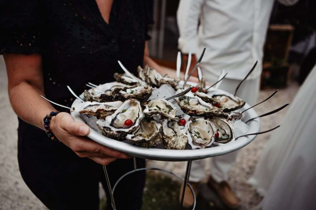 photo de mariage à Maroilles dans l’Avesnois – échange de regards complices pendant la soirée