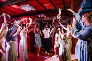 photo de mariage à Maroilles dans l’Avesnois – échange de regards complices pendant la soirée