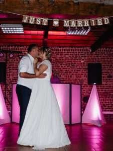 photo de mariage à Maroilles dans l’Avesnois – échange de regards complices pendant la soirée