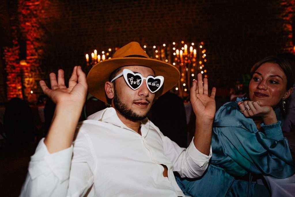 photo de mariage à Maroilles dans l’Avesnois – échange de regards complices pendant la soirée