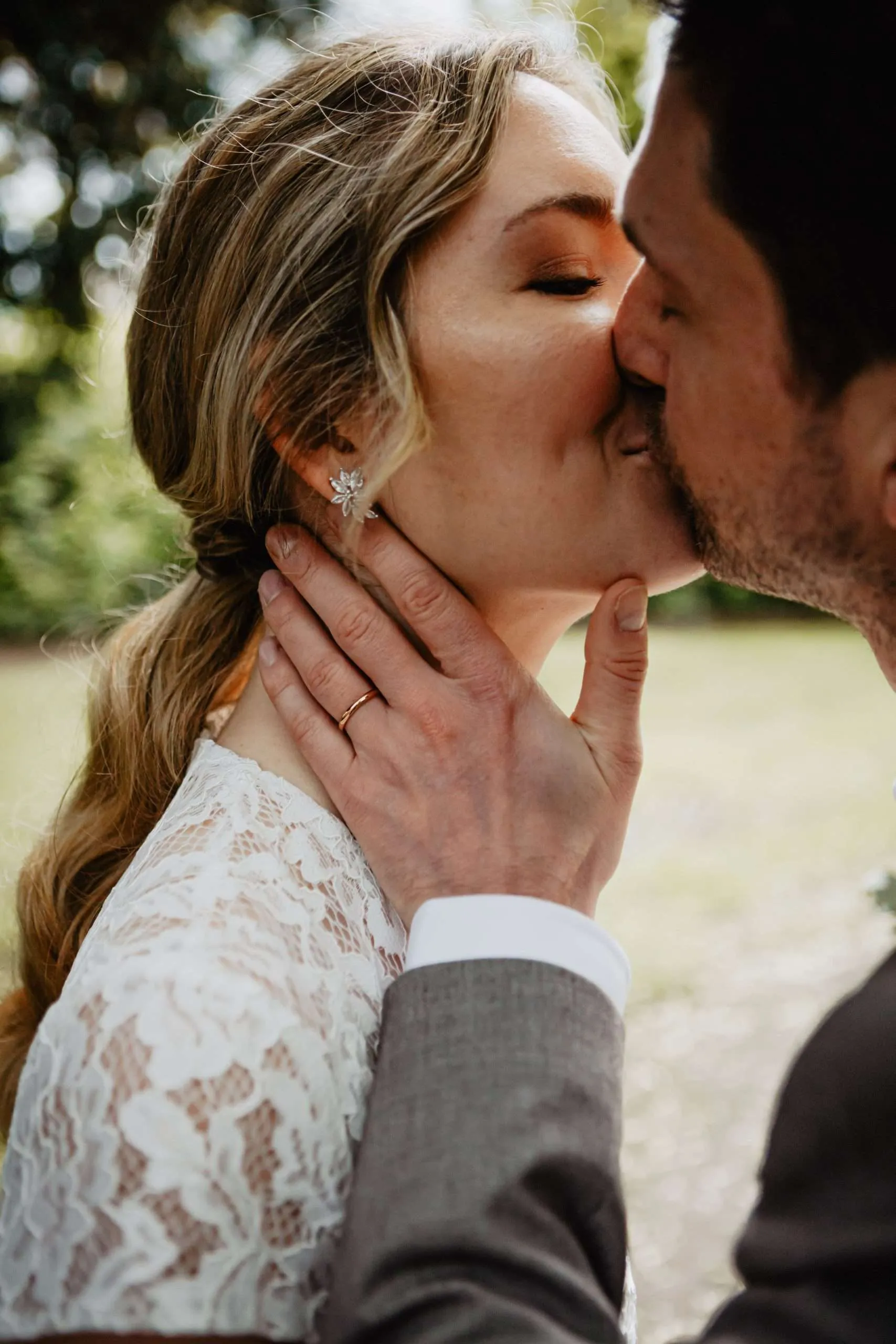 Détails d'un mariage civil avec un doux baiser après avoir dit oui
