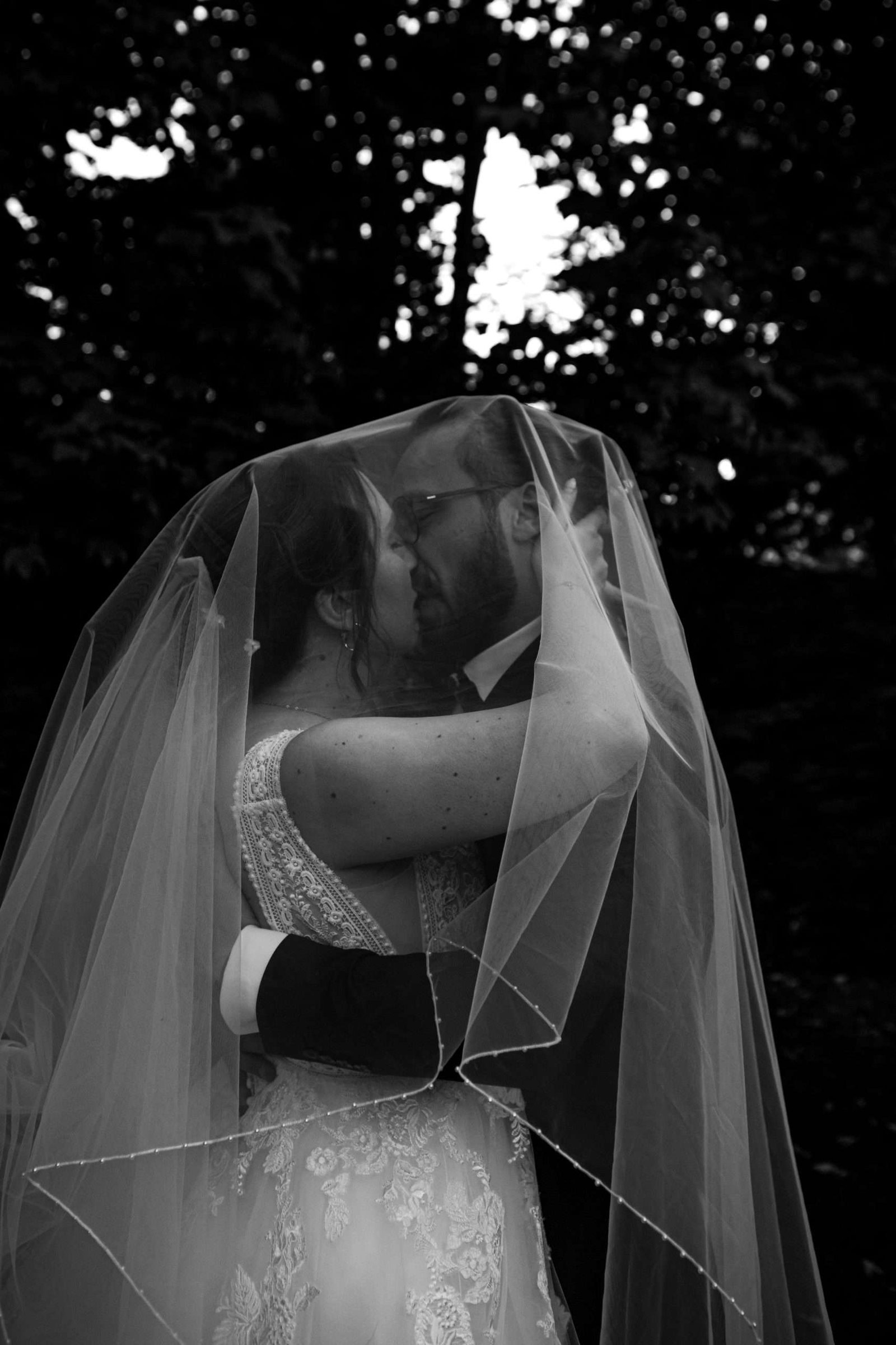Photo Mariage Lille - couple qui s'embrasse en dessus du voile