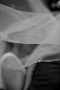 Photos de couples sous la voile pendant la vin d'honneur au Salon du Château