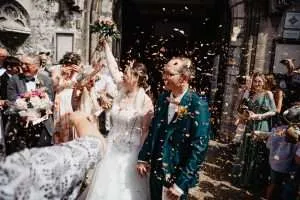photo de mariage lille sortie de l'église avec confetti