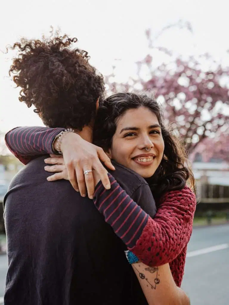 séance photo couple avec fille souriante