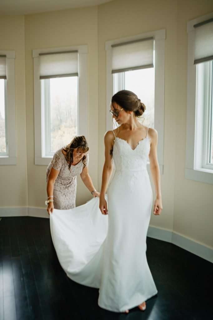 bride getting ready pictures winnipeg wedding