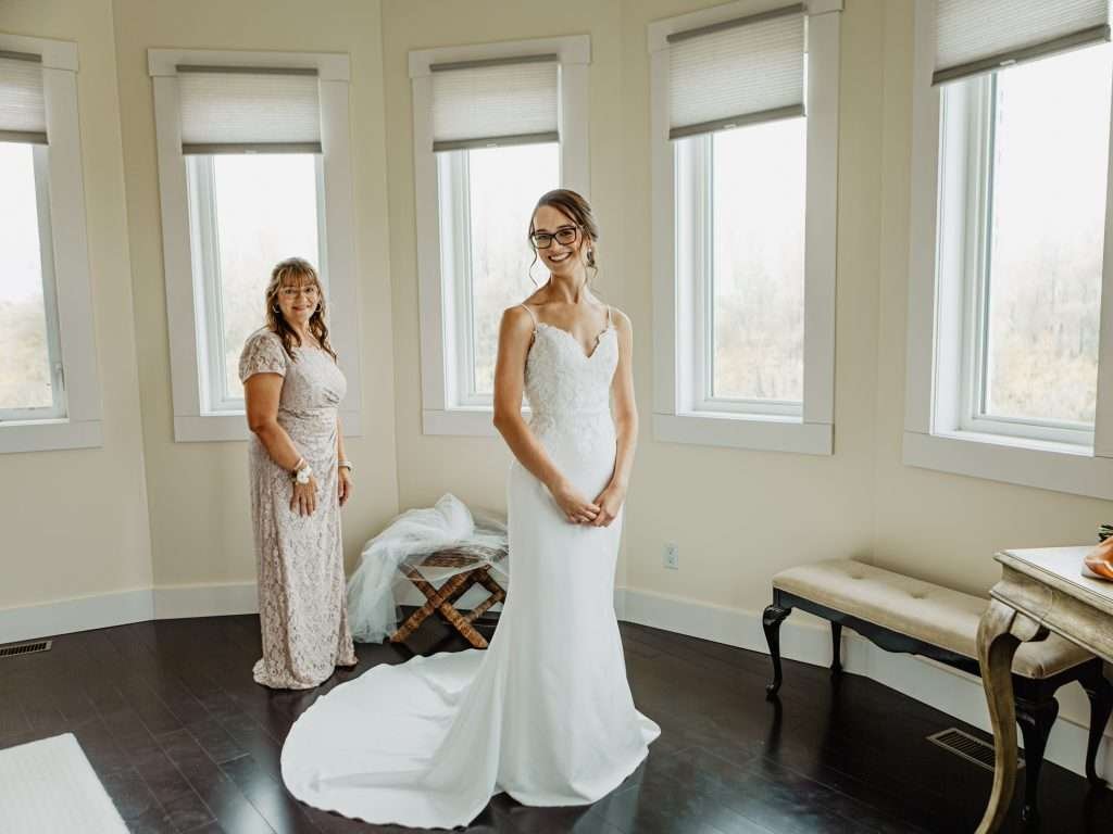 bride getting ready pictures winnipeg wedding