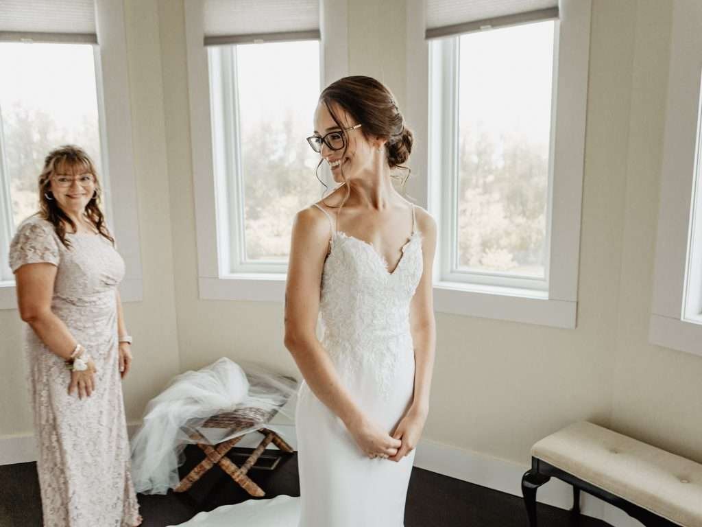 bride getting ready pictures winnipeg wedding