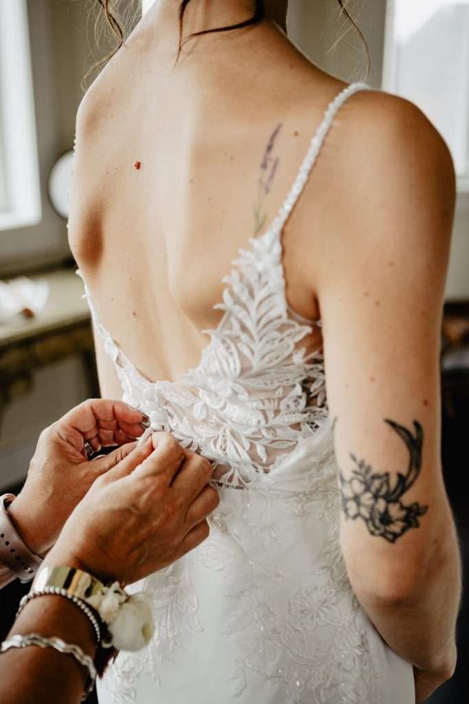 bride getting ready pictures winnipeg wedding