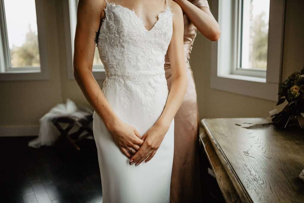 bride getting ready pictures winnipeg wedding