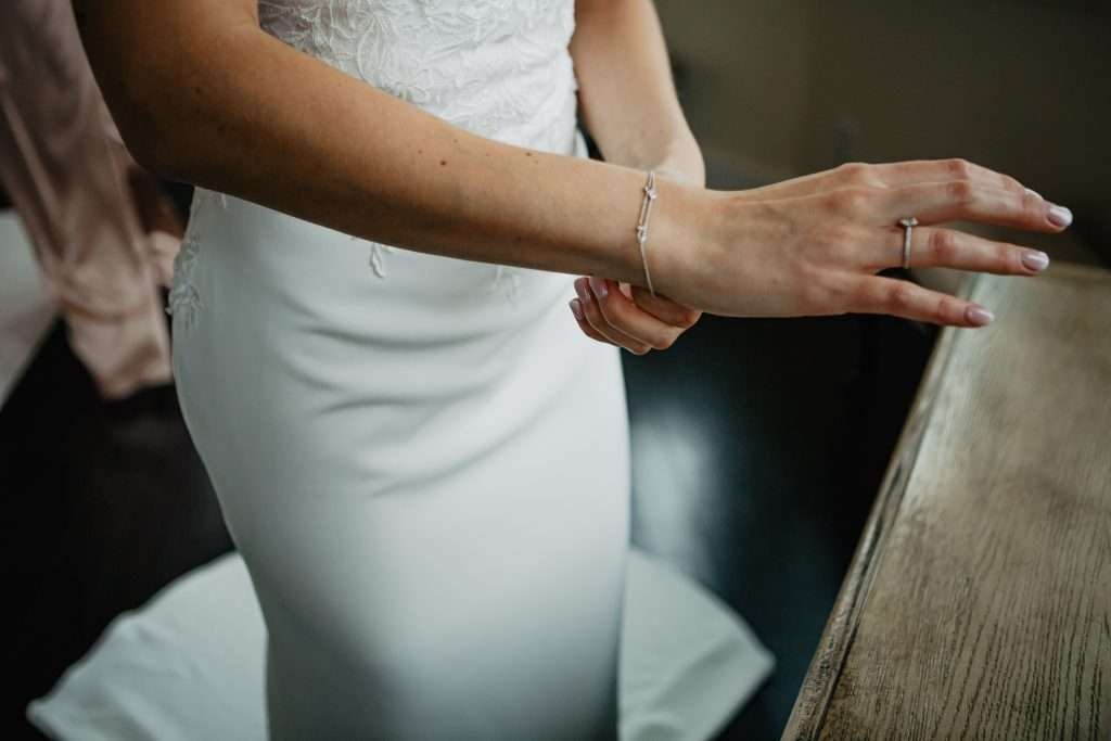 bride getting ready pictures winnipeg wedding
