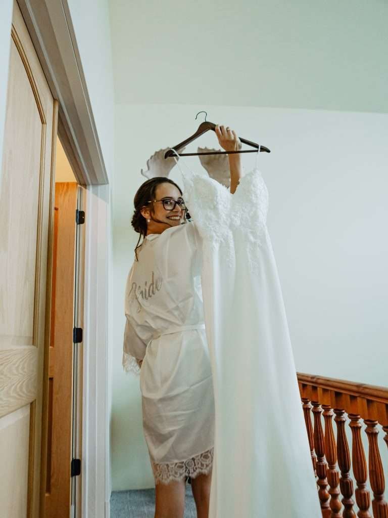 bride getting ready pictures winnipeg wedding