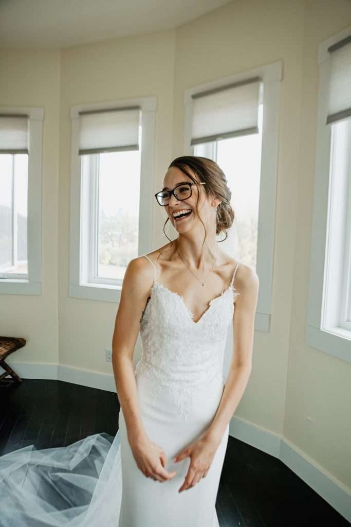 bride getting ready pictures winnipeg wedding