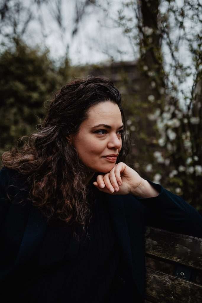 séance portrait à lille avec femme pensive