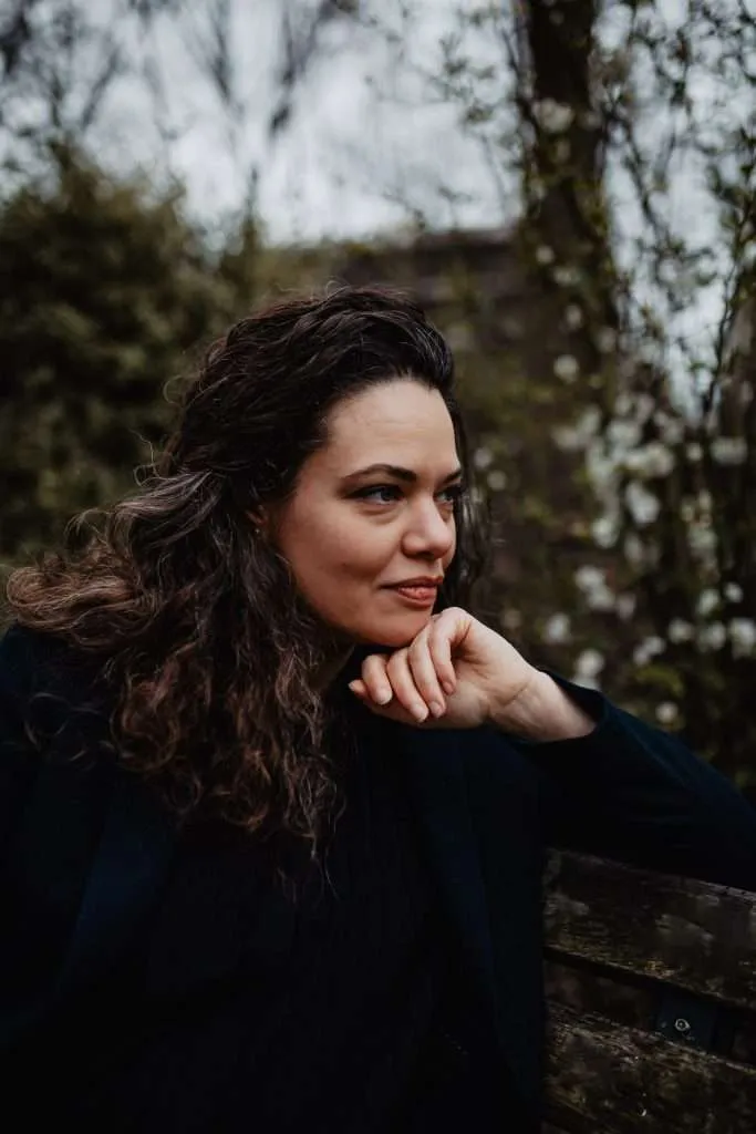 séance portrait à lille avec femme pensive