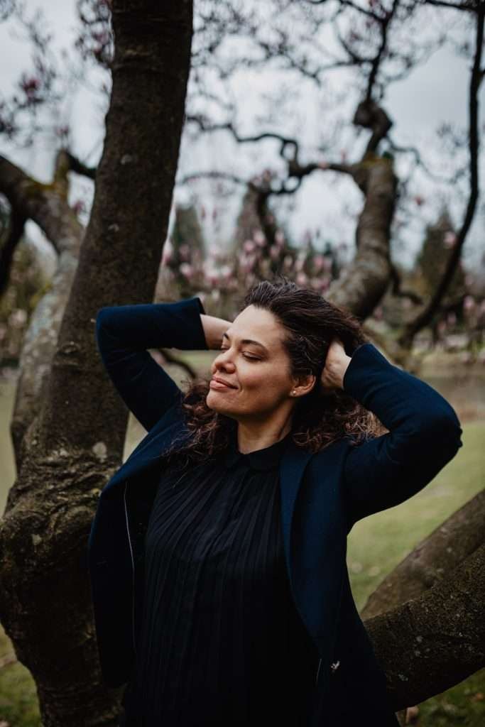 séance portrait à lille avec femme pensive