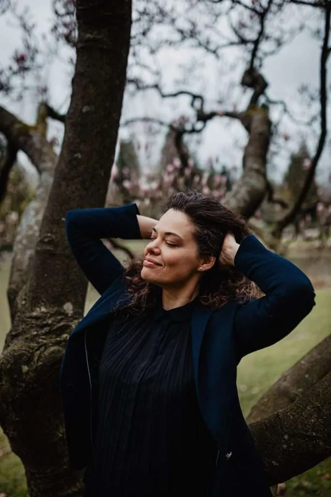 séance portrait à lille avec femme pensive