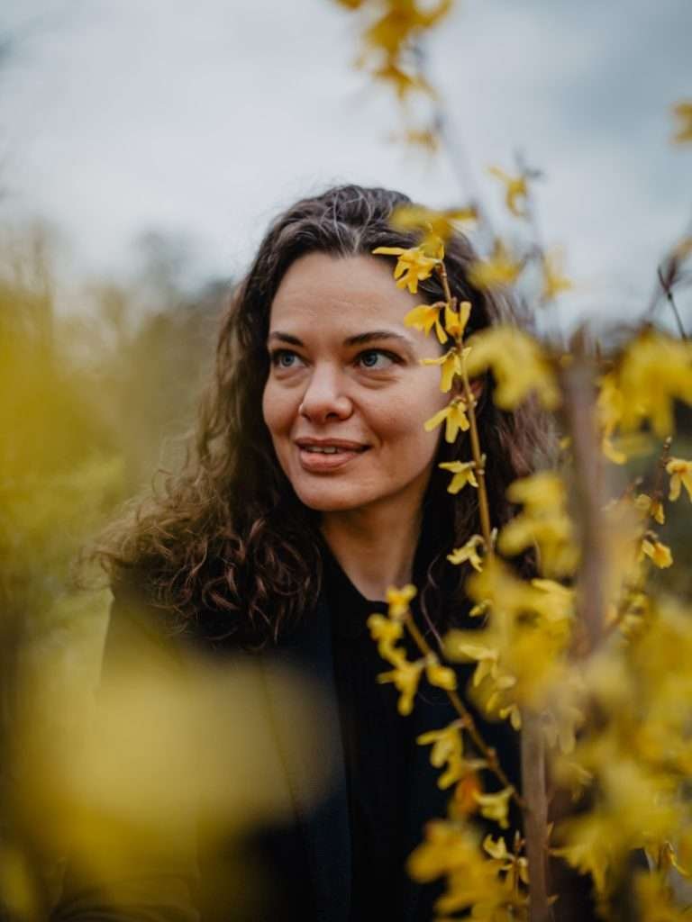 séance portrait à lille avec femme pensive