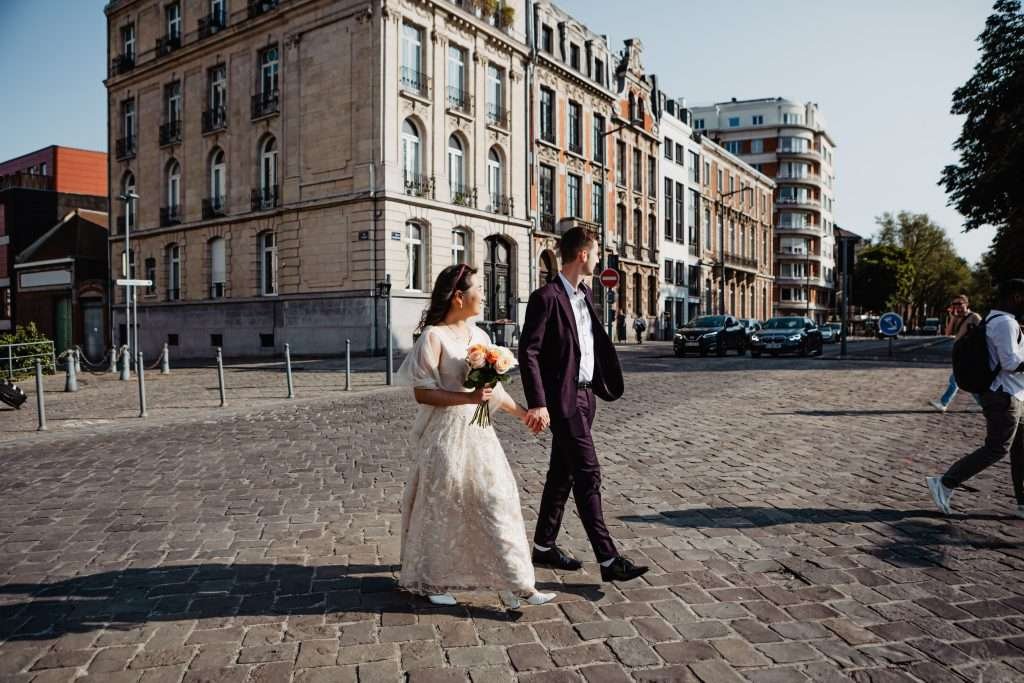 Séance photo day after à Vieux-Lille – un couple complice et amoureux dans les ruelles pavées et colorées du vieux centre historique.