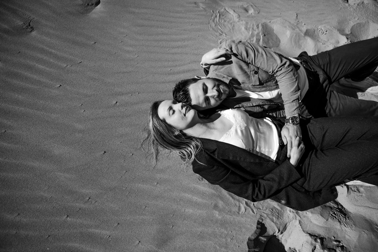 Fotografo de casamento em Portugal - fotos de casais na praia foto em preto