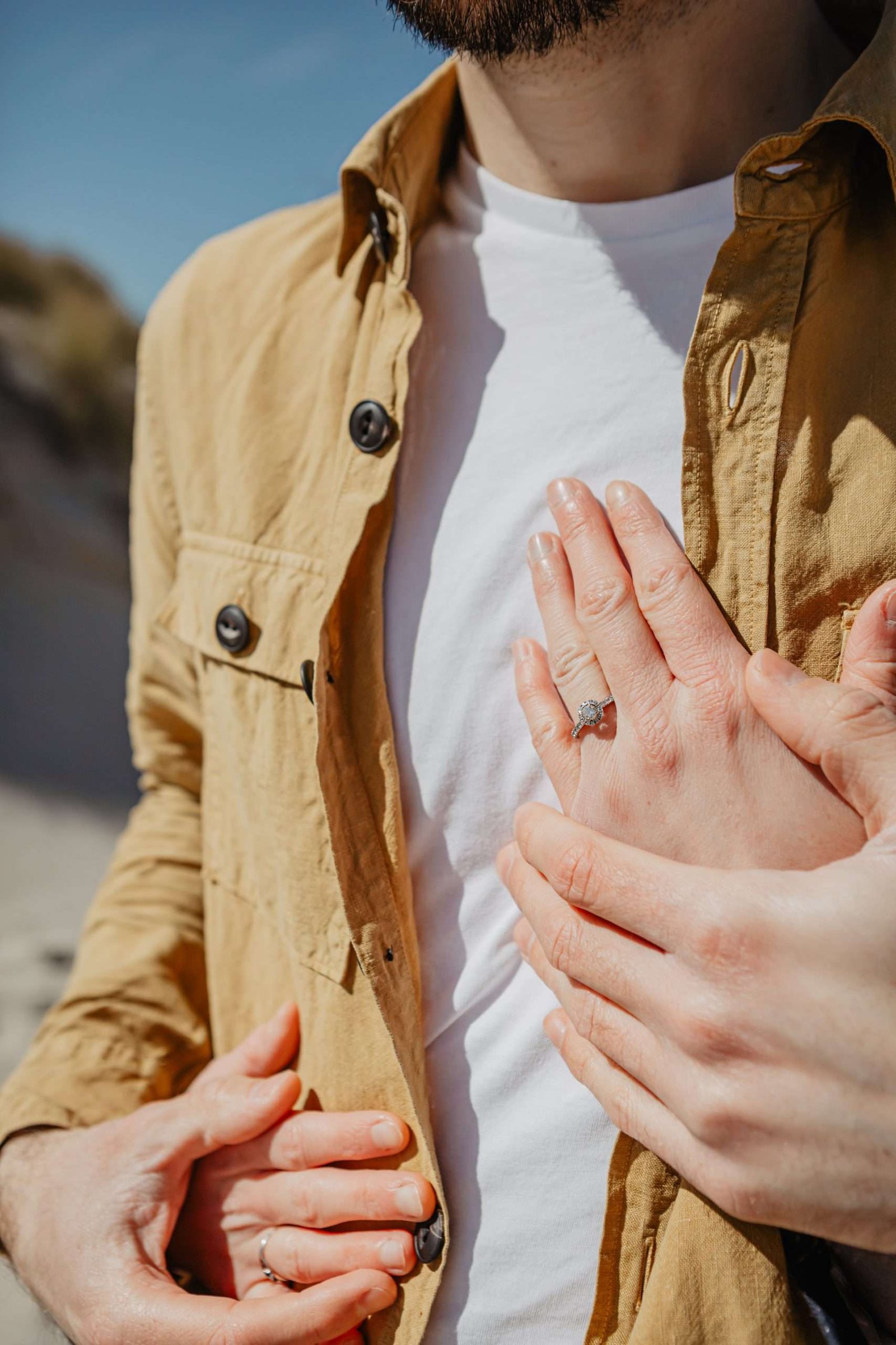 Fotografo de casamento em Portugal - fotos de casais na praia detalhe no mao