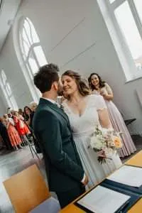un bisou à la mairie de Proville