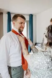 faire la cravate le jour du mariage de son meilleur ami