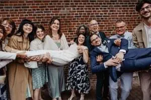 photos de groupe lors de la vin d'honneur avec la famille porche