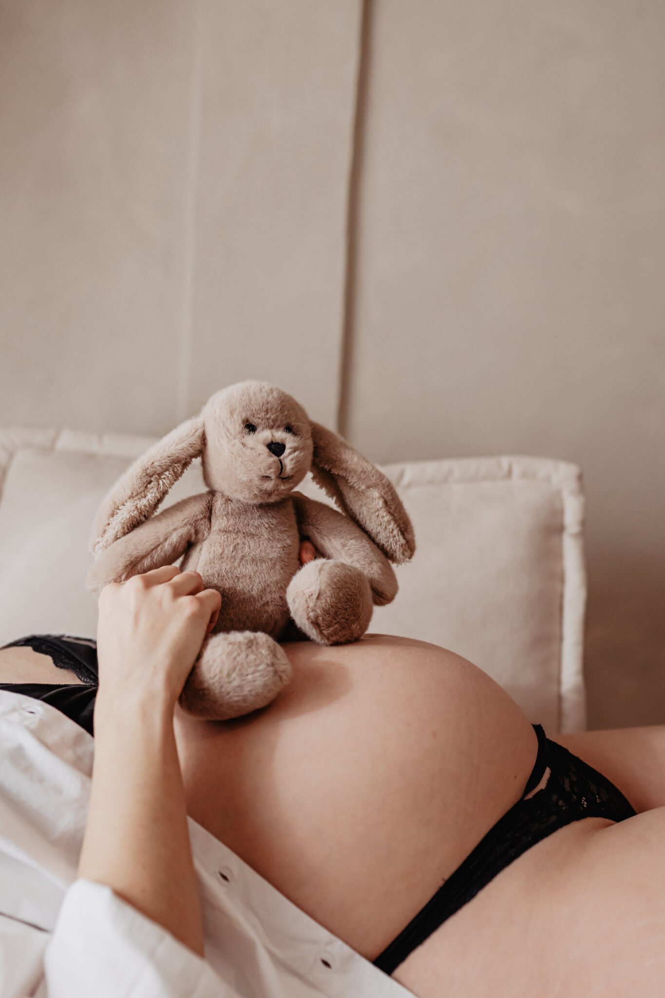 détail avec doudou lors d'une séance grossesse en studio à valenciennes