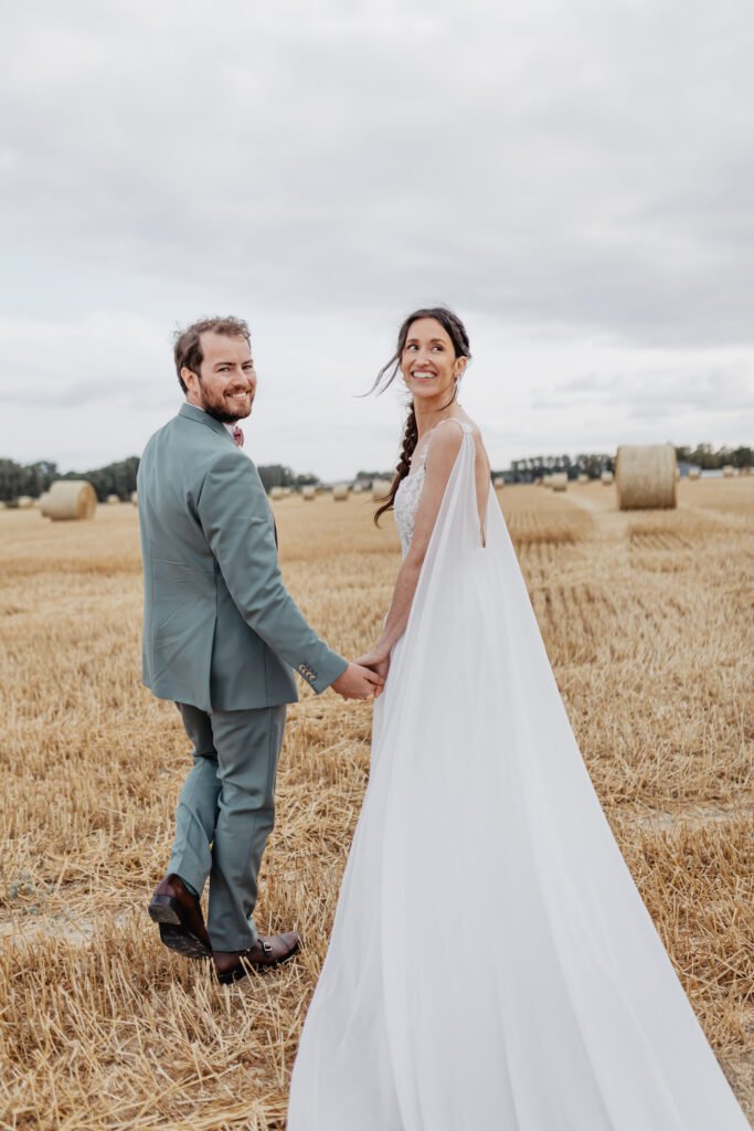 photo de couple mariage à lille champs de blé au clairefontaine à wicres
